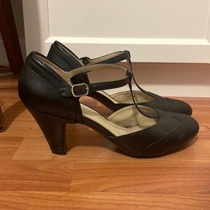 EUC Naturalizer Borrow T-Strap Pump 8.5W Wide